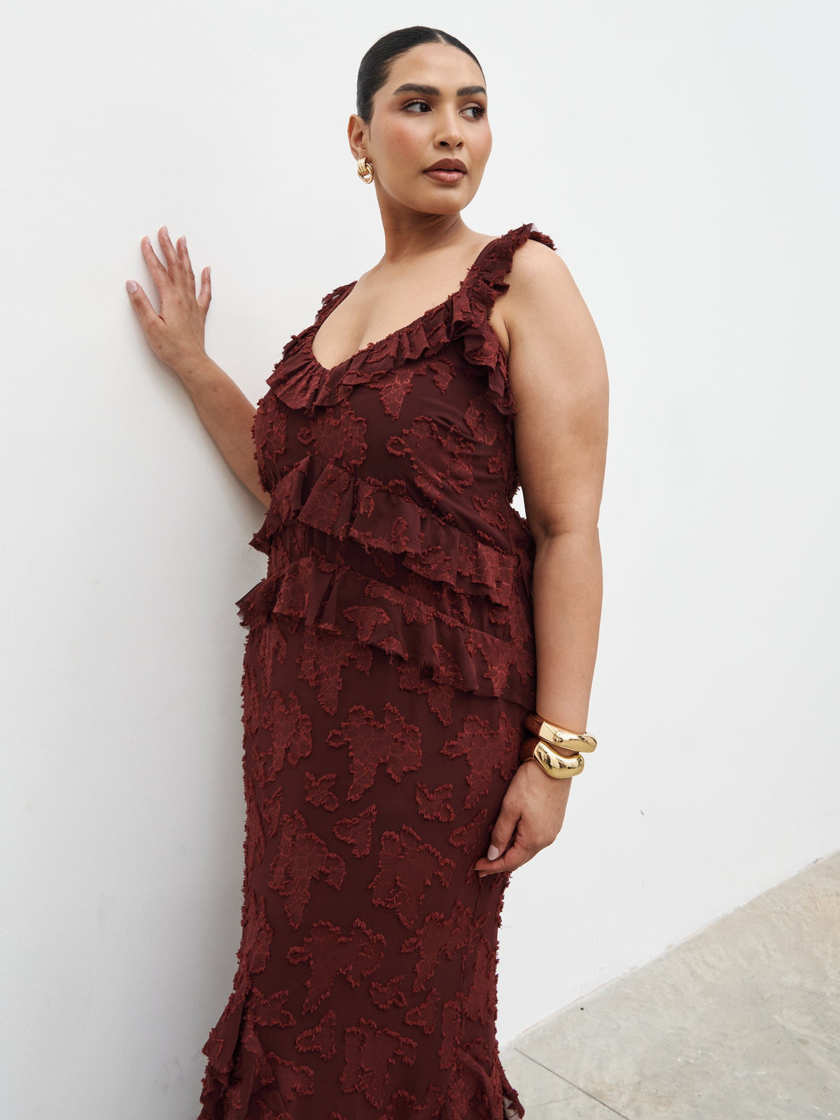 Helena Ruffle Jacquard Maxi Dress Curve - Mahogony